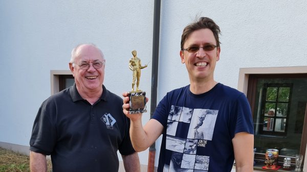 Pokalübergabe von Horst Habermann an Turniersieger Csaba Seregelyes