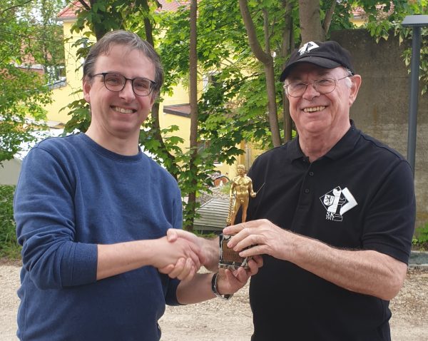 Horst Habermann überreicht Stefan Sattler die Trophäe
