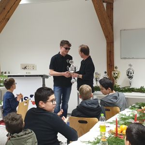 Martin Glitz gratuliert Jugendmeister Erik Zeilinger