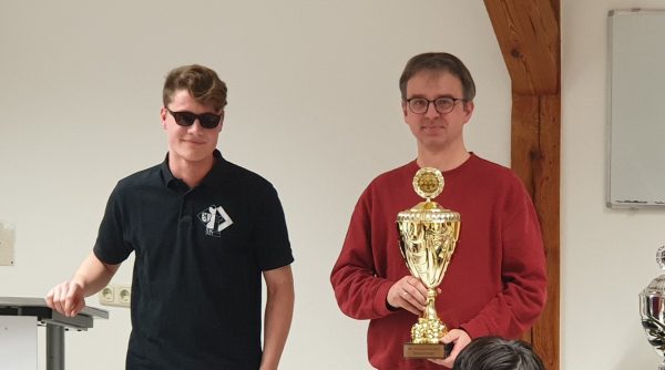 Stadtmeister 2019: Stefan Sattler wird von Spielleiter Erik Zeilinger geehrt