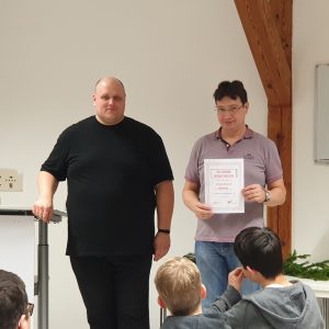 Patrick Greß ehrt Holger Hermann für die 40-jährige Vereinsmitgliedschaft