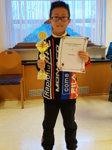 U10-Bezirksmeister Mohan Wang mit Pokal